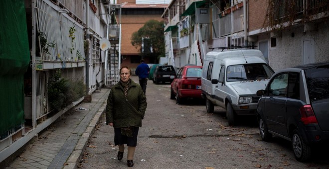 Una mujer camina por una de las estrechas calles de la UVA. JAIRO VARGAS