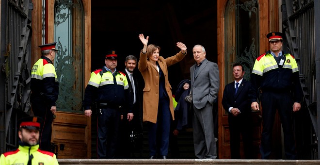 La presidenta del Parlament de Catalunya, Carme Forcadell, saluda desde la entrada del Tribunal Superior de Justicia de Catalunya a los centenares de personas, entre ellos dirigentes del Govern, diputados y alcaldes, que le han arropado en su declaración.