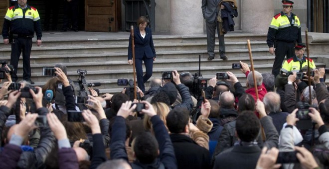 La presidenta del Parlament, Carme Forcadell, a su salida del Tribunal Superior de Justicia de Catalunya, tras declarar como investigada por desobedecer al Tribunal Constitucional. EFE/Quique García