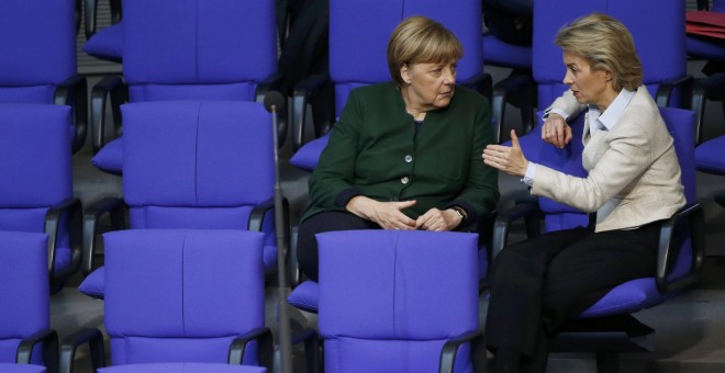 La canciller alemana, Angela Merkel, y su ministra de Defensa, Ursula Von der Leyen. - REUTERS