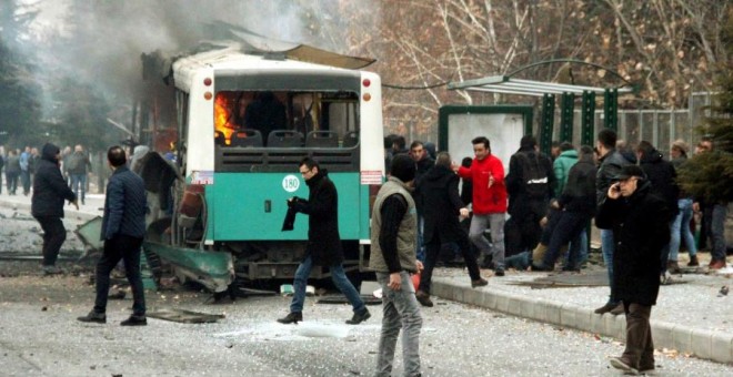 Inicio del rescate de las víctimas del atentado con coche bomba perpetrado este sábado en Kayseri (Turquía) al paso de un autobús. TURAN BULUT/ IHLAS NEWS AGENCY/ REUTERS