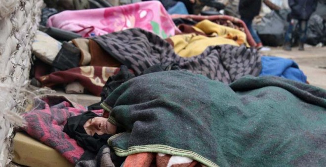 Varias personas, algunas enfermas, esperan en el este de Alepo a ser evacuadas. | ABDALRHAM ISMAIL (REUTERS)