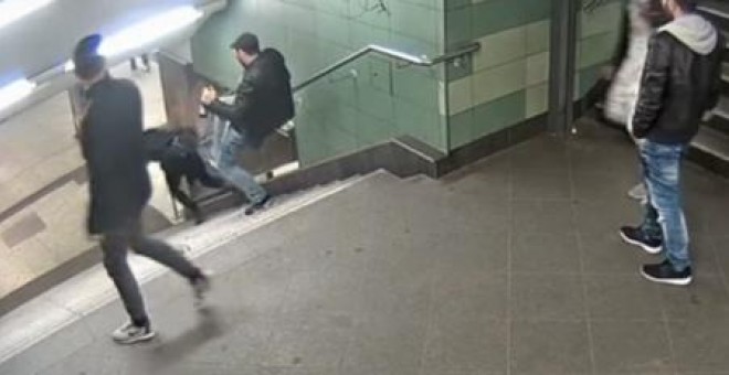 Captura del vídeo en la que se ve como el agresor propina una patada por la espalda a la víctima en el metro de Berlín.