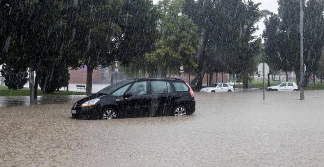 Un vehículo en medio de la intensa lluvia caída en la pedanía murciana de la Alberca (Murcia). EFE/Marcial Guillén