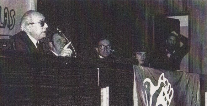 Tierno Galván, José Doldán, Jorge Enjuto, Santiago Pazos y José María de la Viña, durante un acto del PSP en Carballo.