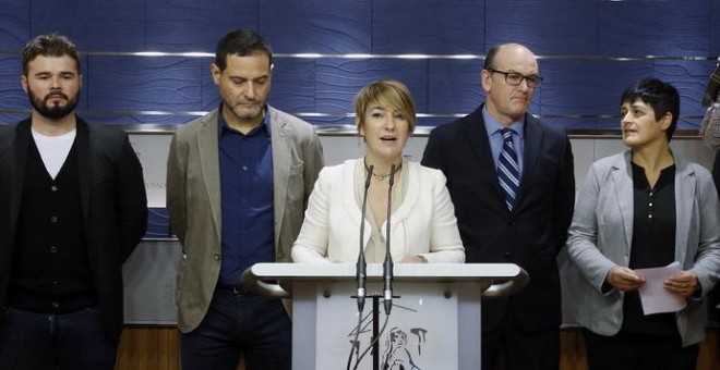 Lourdes Ciuró (PDeCAT), acompañada de representantes de ERC, En Comú Podem, PNV y Bildu. / KIKO HUESCA (EFE)