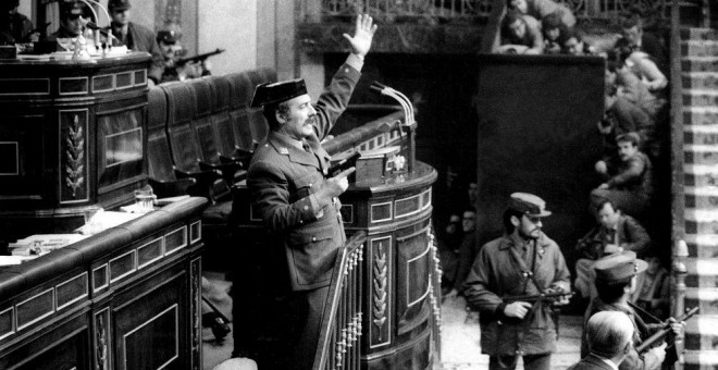 El teniente coronel Antonio Tejero, durante la toma del Congreso en 1981. / MANUEL P. BARRIOPEDRO (EFE)