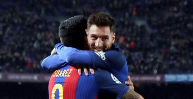 Leo Messi celebra el cuarto gol del Barcelona con Luis Suárez. / ALBERTO ESTÉVEZ (EFE)