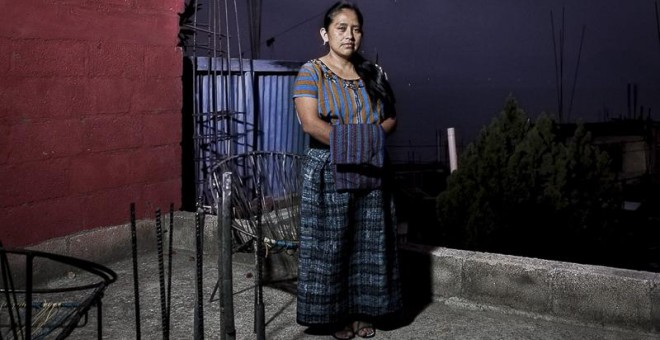 Elvira Carolina Pérez tiene 35 años y es activista en defensa de los derechos de la mujer indígena. Durante su etapa en un colegio de Quetzaltenango, uno de sus compañero la discriminó y humilló públicamente por su identidad indígena tachándola de "india"