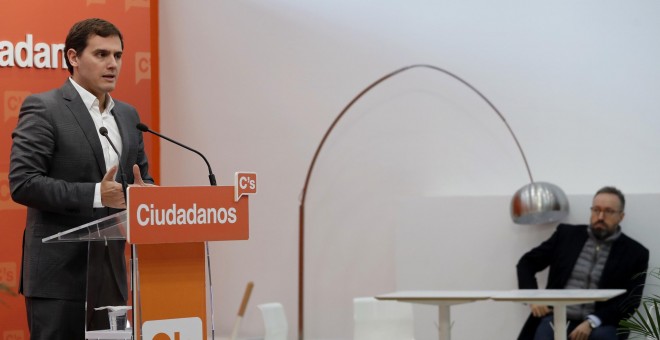 El presidente de Ciudadanos, Albert Rivera, durante la rueda de prensa que ofreció tras la reunión de la ejecutiva nacional de Ciudadanos.EFE/Ballesteros