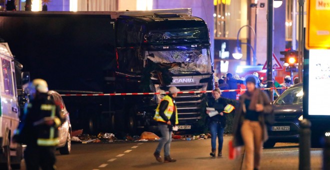 Imagen del camión tras el atropello. - REUTERS
