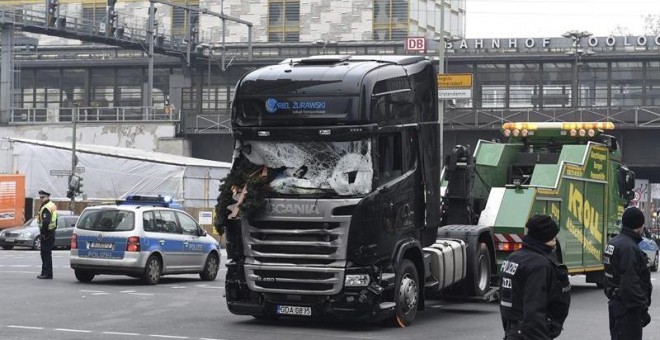 Imagen del camión que arrolló este lunes a los visitantes de un mercadillo navideño en el centro de Berlín, donde murieron doce personas, antes de ser retirado del escenario del atentado en la Breitscheidplatz, en Alemania. EFE