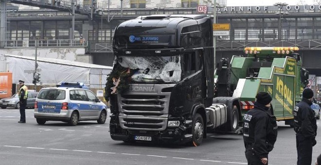 Imagen del camión que arrolló este lunes a los visitantes de un mercadillo navideño en el centro de Berlín, donde murieron doce personas, antes de ser retirado del escenario del atentado en la Breitscheidplatz, en Alemania. EFE