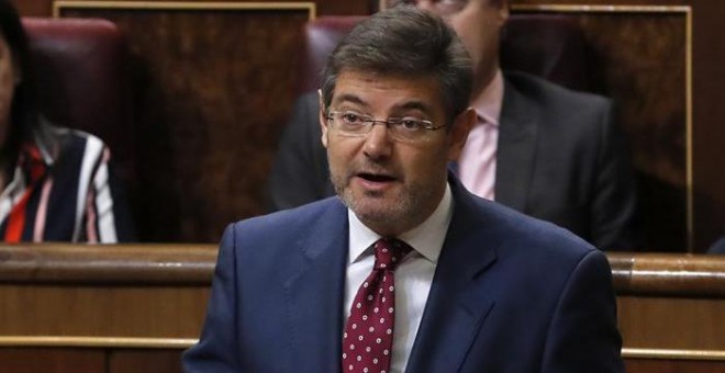 El ministro de Justicia, Rafael Catalá, durante la repuesta a una pregunta relativa a Memoria Histórica que se le formuló en la sesión de control al Gobierno que se celebra hoy en el pleno del Congreso de los Diputados.EFE