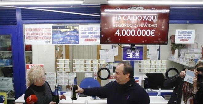 Los propietarios de la administración situada en el Paseo de la Esperanza, número 4, en Madrid, celebran la venta íntegra del número 66.513, agraciado con el Gordo de Navidad, dotado con cuatro millones de euros por serie (400.000 euros por décimo), en el