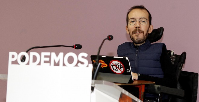 El secretario de Organización, Pablo Echenique, explica en rueda de prensa los datos de la consulta  sobre las reglas para la Asamblea Ciudadana de Podemos. EFE/Javier López