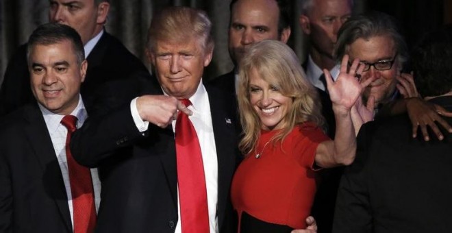 El presidente electo de EEUU, Donald Trump, junto a su jefa de campaña, Kellyanne Conway, en Manhattan (Nueva York), en una imagen de archivo.