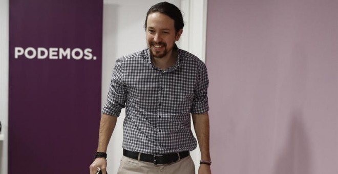 El líder de Podemos, Pablo Iglesias a su llegada a la rueda de prensa tras la consulta a los militantes sobre las normas que regirán en Vistalegre II, que ha ganado con un resultado muy ajustado: un 41,57 por ciento de los votos frente al 39,13 por ciento