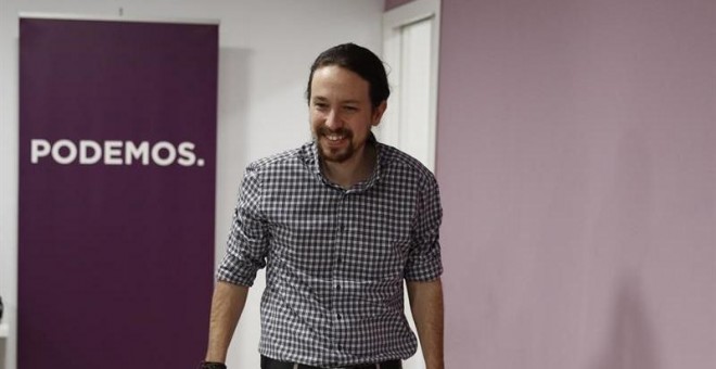 El líder de Podemos, Pablo Iglesias a su llegada a la rueda de prensa tras la consulta a los militantes sobre las normas que regirán en Vistalegre II, que ha ganado con un resultado muy ajustado: un 41,57 por ciento de los votos frente al 39,13 por ciento