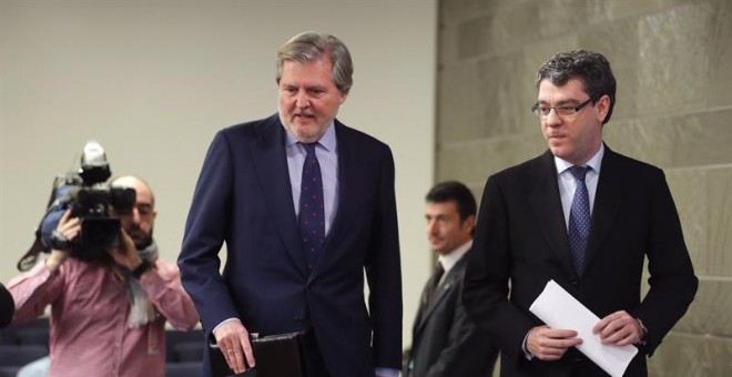 El portavoz del Ejecutivo, Iñigo Méndez de Vigo, acompañado del ministro de Energía, Álvaro Nadal, durante la rueda de prensa ofrecida tras la reunión del Consejo de Ministros en la que se ha aprobado el real decreto ley con el nuevo modelo de financiació