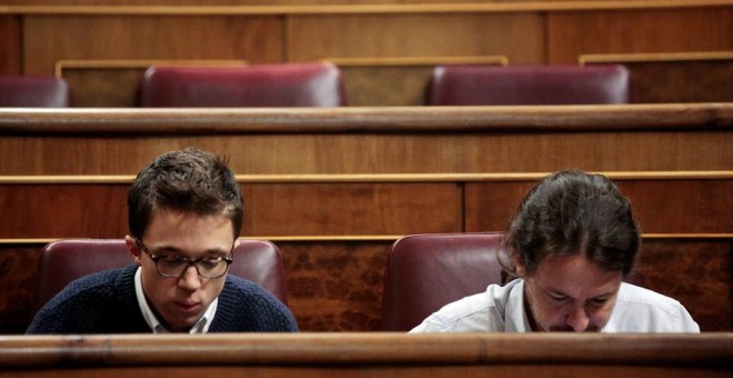 Iñigo Errejón y Pablo Iglesias, en sus escaños en el Congreso de los Diputados. REUTERS