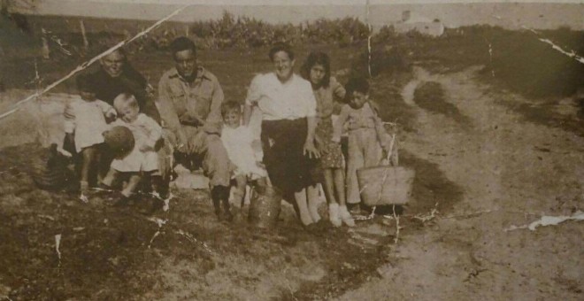 Familiares de visita en el campo de los Merinales