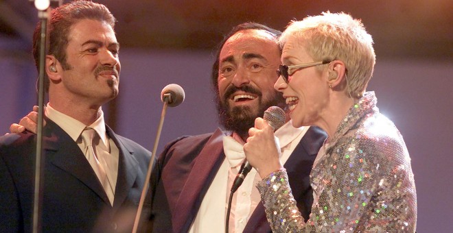 Michael, junto a Luciano Pavarotti y Annie Lennox, durante un concierto en Modena, en junio de 2000. - REUTERS