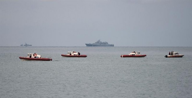 Miembros de los servicios de rescate rusos participan en la búsqueda de los restos del avión militar ruso Tu-154 cerca de Sochi (Rusia) hoy, 26 de diciembre de 2016. Más de 3.500 militares, 39 embarcaciones, 32 aparatos aéreos y siete batiscafos participa