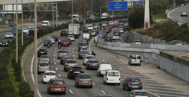 Cientos de vehículos circulan esta mañana por la M-30, vía de circunvalación que rodea la capital. /EFE