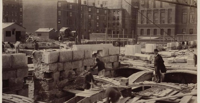 Rafael Guastavino camina sobre uno de sus arcos durante la construcción de la biblioteca pública de Boston. Archivo de la Boston Public Library Collection.