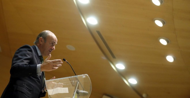 El ministro de Economía, Luis de Guindos, durante su intervención en el acto de toma de posesión de altos cargos de su departamento, la sede del Departamento en Madrid. EFE/Juan Carlos Hidalgo