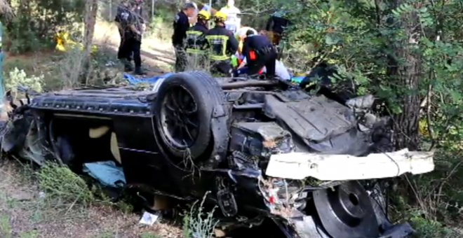 Así quedó el coche después del siniestro en el que murieron dos ocupantes del vehículo y un motorista.