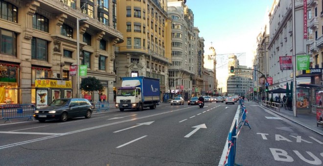 La Gran Vía esta mañana con poca afluencia de vehículos. /PÚBLICO