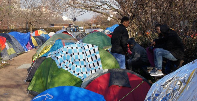 Campamento de refugiados en París.