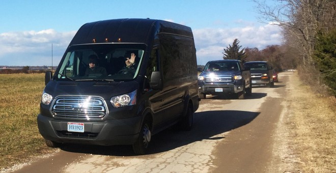 Un convoy con vehículos diplomáticos rusos salen del complejo de Maryland. /REUTERS