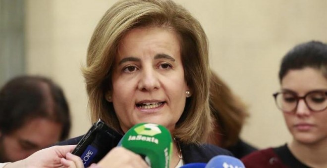 La ministra de Empleo y Seguridad Social, Fátima Báñez, durante las declaraciones que ha realizado a los medios. EFE/Zipi