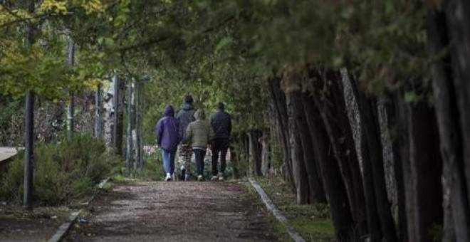 Un grupo de menores extranjeros no acompañados camina por el parque de Hortaleza en el que han vivido durante meses tras fugarse de los centros de acogida regionales.- PEDRO ARMESTRE / SAVE THE CHILDREN