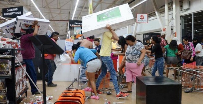 Decenas de personas saquean tiendas en el puerto de Veracruz, en  México. / LUIS MONROY (EFE)