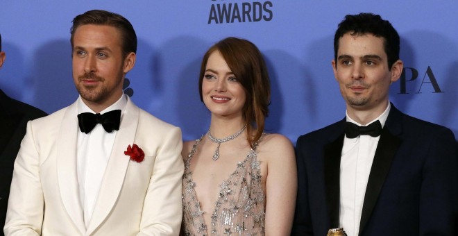 Ryan Gosling, Emma Stone and Damian Chazelle posan con sus estatuillas durante los Globos de Oro en Beverly Hills, EEUU. / REUTERS