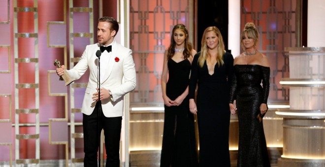 El actor Ryan Gosling agradeciendo el apoyo de su esposa Eva Mendes y recordando al difunto hermano de esta durante la gala de los Globos de Oro en Beverly hills, EEUU. /REUTERS