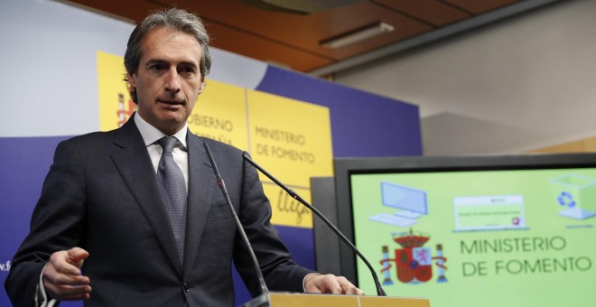 El ministro de Fomento, Íñigo de la Serna, durante la presentación de las inversiones previstas el próximo año en los puertos españoles. EFE/Chema Moya