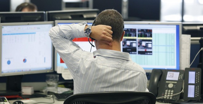 Un operador de una firma de inversión en Londres. REUTERS