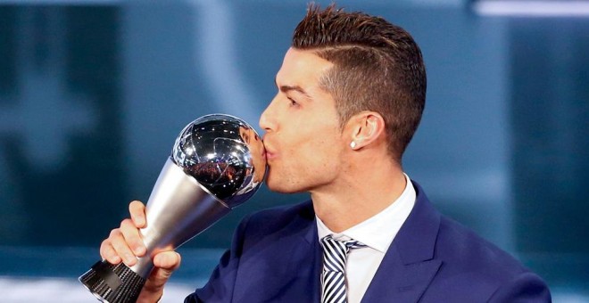 Cristiano Ronaldo besa el trofeo 'The Best', otorgado por la FIFA. /REUTERS