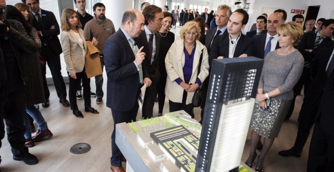 La alcaldesa de Madrid, Manuela Carmena, el presidente de OHL, Juan Villar-Mir, y la concejal del Partido Popular en el Ayuntamiento de Madrid Esperanza Aguirre, entre otros, durante la presentación de un nuevo rascacielos en Madrid, la que será la quinta