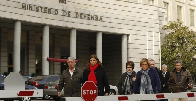 Representantes de la asociación de familiares de las víctimas del accidente del Yakolev 42, a su salida hoy del ministerio de Defensa, donde han mantenido una reunión con la ministra María Dolores de Cospedal. EFE/Kiko Huesca