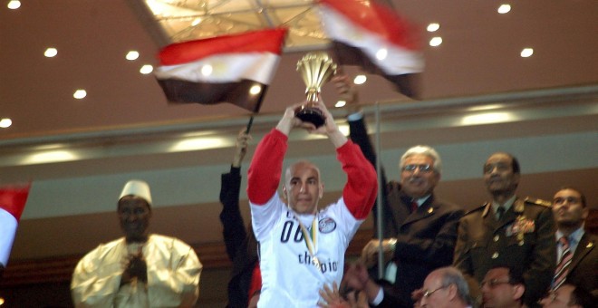 Hossam Hassan levanta la copa de Campeón de África 2006 para Egipto. /CORDON PRESS