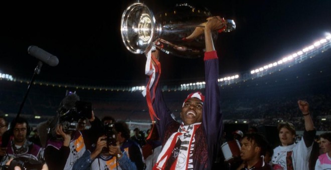 Nwankwo Kanu levanta la Champions League de 1995. /CORDON PRESS