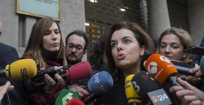 La vicepresidenta del Gobierno, Soraya Sáenz de Santamaría (i), atiende a los medios de comunicación en Barcelona. /EFE