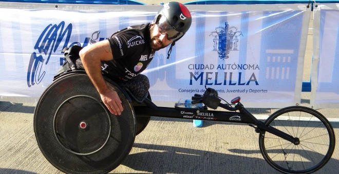 Rafa Botello posa en su silla de ruedas deportiva.