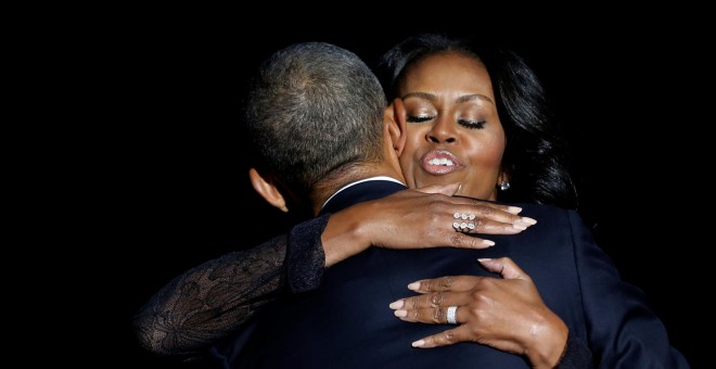 El presidente estadounidense Barack Obama se funde en un abrazo con su mujer, Muchell Obama, durante su despedida en McCormick Place en Chicago, EEUU. / REUTERS